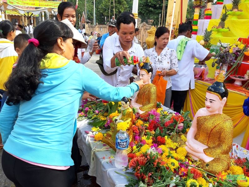 Lễ tắm Phật Chôl Chnăm Thmây của người Khmer (ảnh: Kiên Trung)