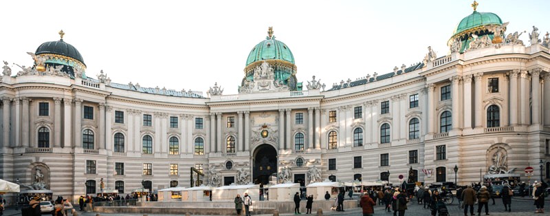 Hofburg Vienna: Cung điện vòng cung độc đáo.