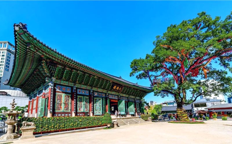 Daeungjeon, tòa nhà chính của cung điện, được xây dựng theo phong cách kiến trúc Hanok truyền thống của triều đại Joseon, vương triều cuối cùng của Hàn Quốc.