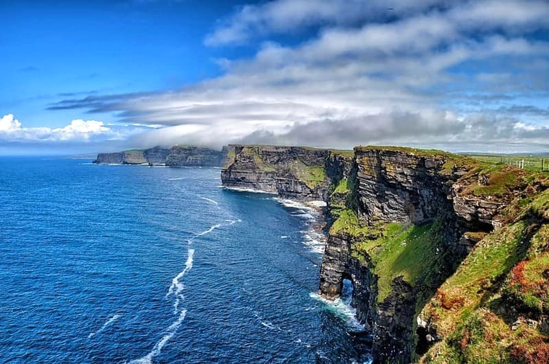 Vách đá Moher, hình thành cách đây 300 triệu năm trong kỷ Than đá. (Ảnh: Stefan Schnebelt)