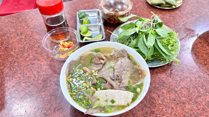 Bún bò Phong Béo ngon tuyệt! (Ảnh: Emily)