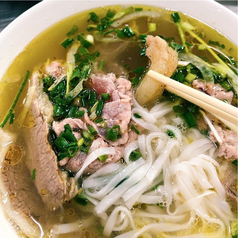 Phở Lệ chinh phục thực khách với thịt bò mềm, nạm, gầu mỡ màng, bò viên dai giòn, sợi phở đặc trưng miền Nam. (Ảnh: Trung Di Lung Tung)