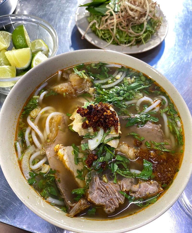 Bún bò Bàu Sen (quận 5): Bình dân, hấp dẫn! (Ảnh: Yen Tran)