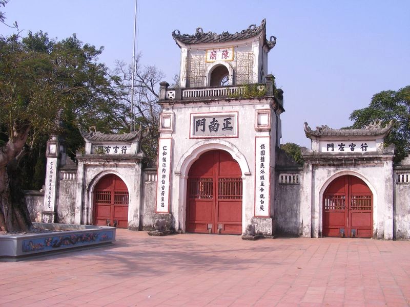 Cổng đền Trần cổ kính (Ảnh: Wikipedia)