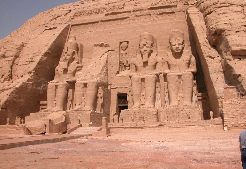 Điêu khắc bên ngoài đền Ramesses II ấn tượng.