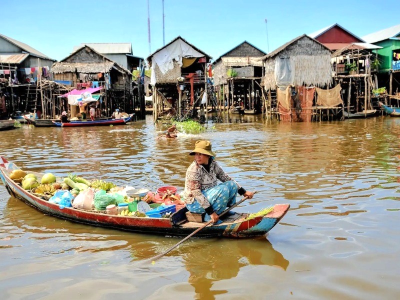 Khám phá Kampong Phluk bằng thuyền gỗ. (Ảnh: AwayGoWe)