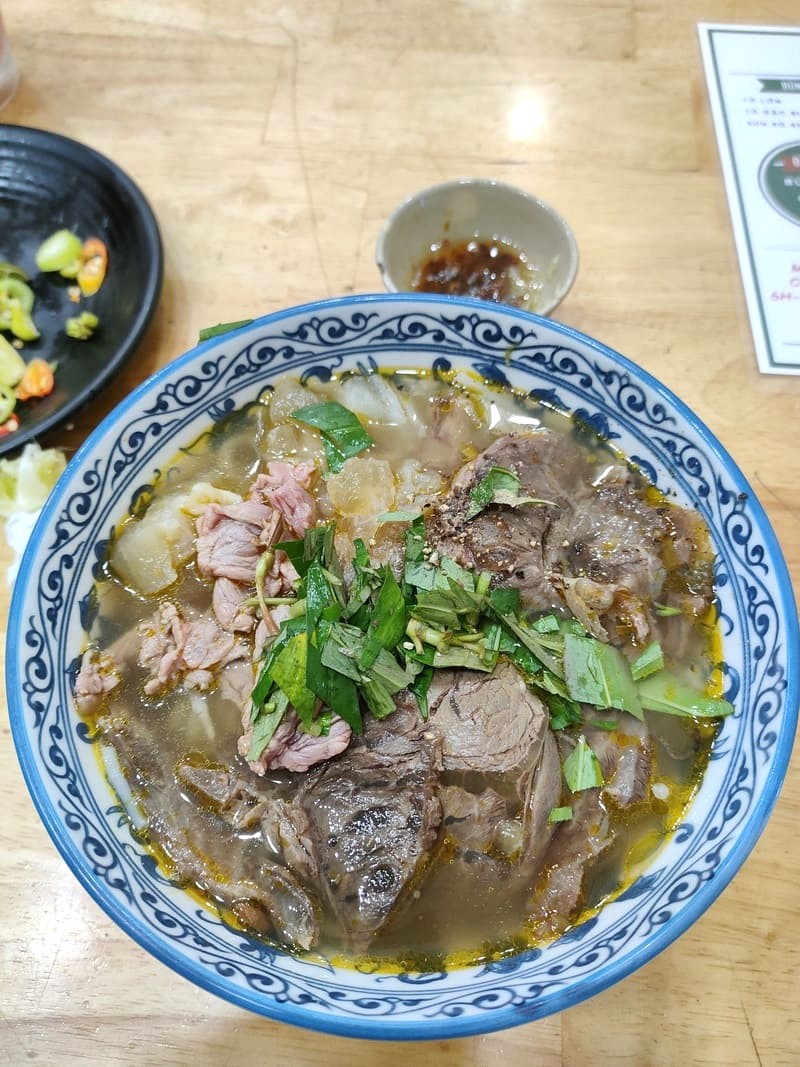 Bún bò Cậu Hai nằm trong hẻm nhỏ, phường Phú Trung (Ảnh: Haji Yoshi)