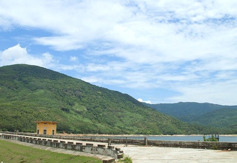 Con đê nhỏ quanh hồ là điểm check-in yêu thích của giới trẻ. (Ảnh: luhanhvietnam)