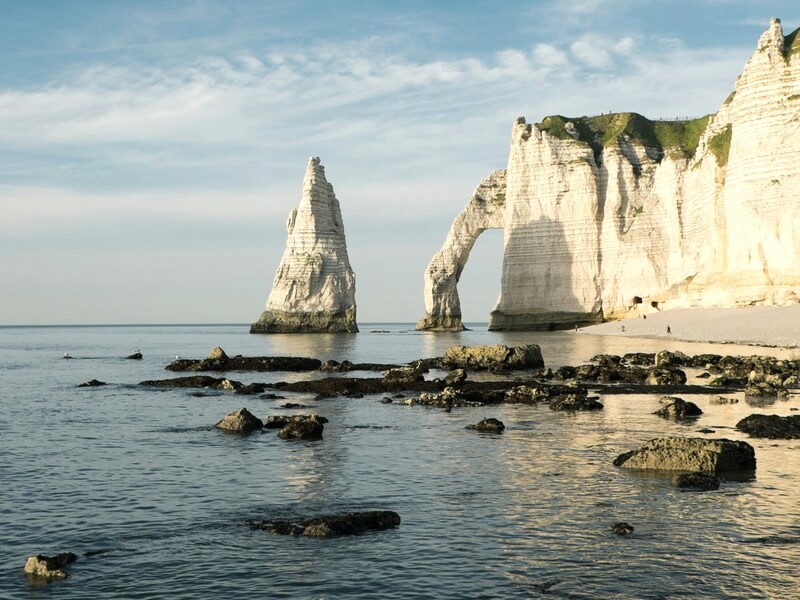 Etretat, với vách đá phấn trắng ngoạn mục, là điểm đến không thể bỏ qua khi du lịch vùng này. (Ảnh: Laurent Gence)