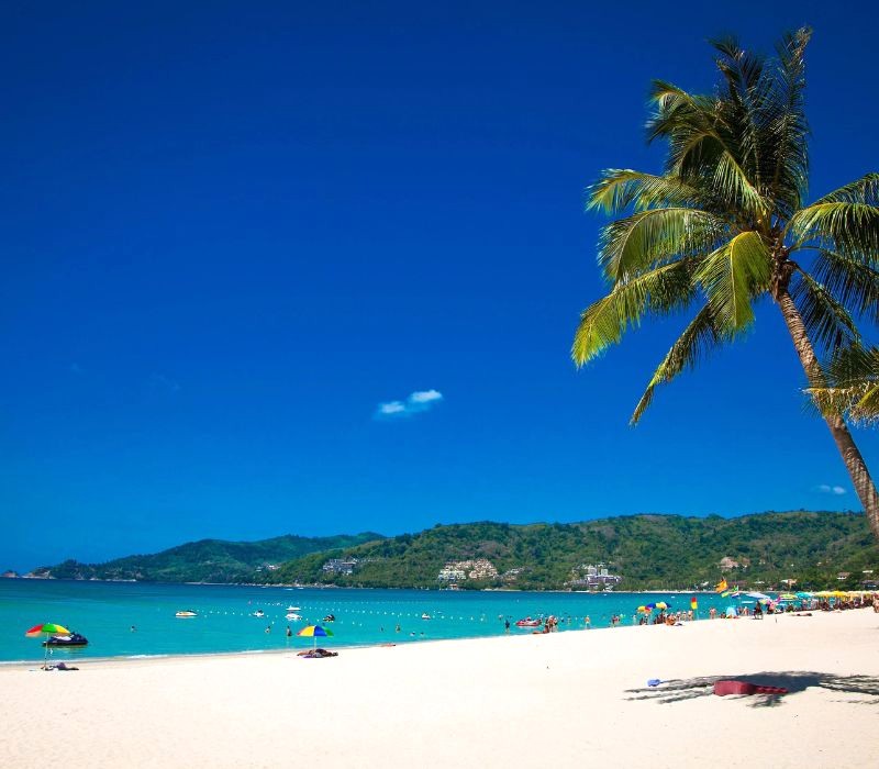 Patong: Thiên đường biển chờ đón bạn! 🏖️ (Ảnh: Expedia)