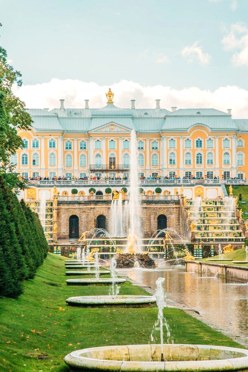 Thác nước lộng lẫy ở Cung điện mùa hè Peterhof như một thiên đường trần gian. (Ảnh: have-clothes-will-travel)