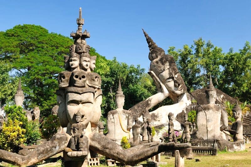 Bình yên tại Buddha Park, Lào.