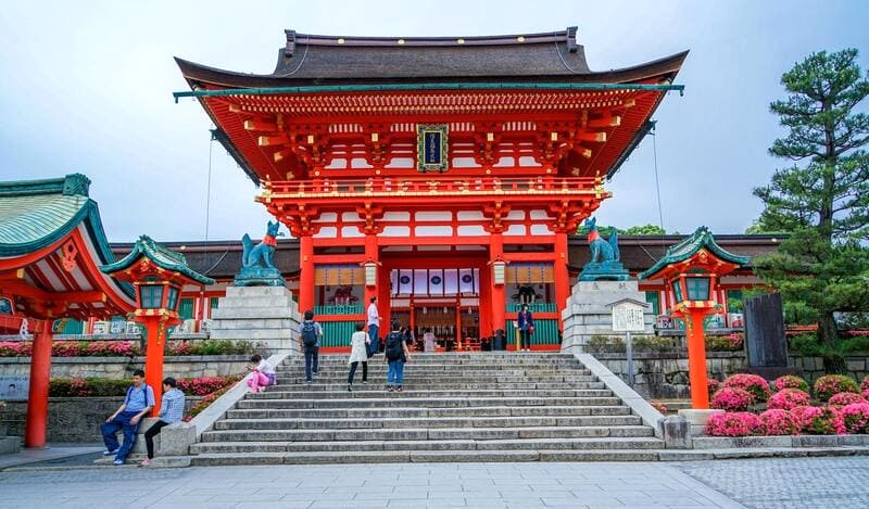 Fushimi Inari Taisha thanh bình ở Kyoto.