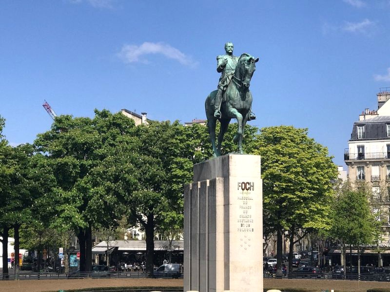 Từ trung tâm quảng trường Trocadero, bạn sẽ thấy tượng Thống chế Ferdinand Foch uy nghi trên bục cao. (Ảnh: Tripadvisor)