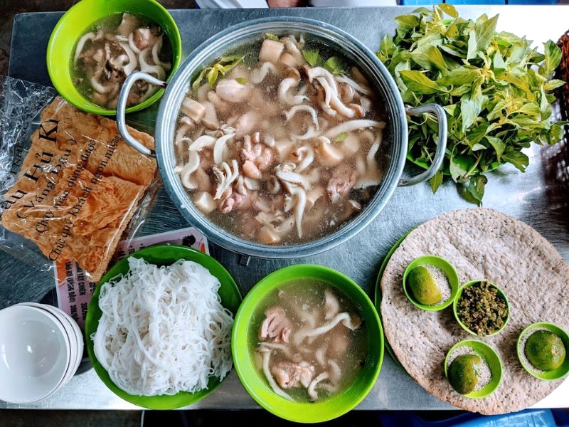 Lẩu gà lá é thơm ngon, hấp dẫn! 😋  (70 ký tự)