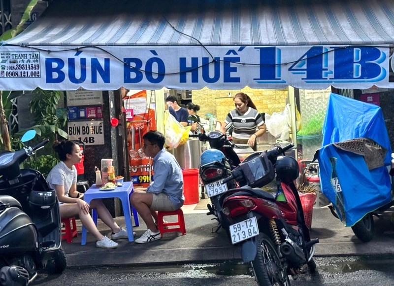 Bún bò Huế 14B đông khách, chủ yếu là shipper giao hàng. (Ảnh: CN)