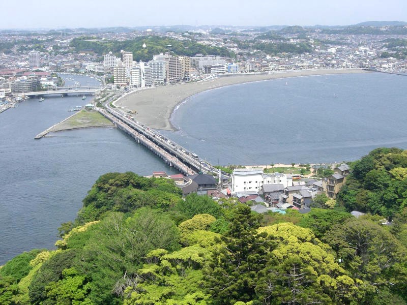 Đảo Enoshima đẹp ngất ngây chào đón bạn sau hành trình dài. (80 ký tự)