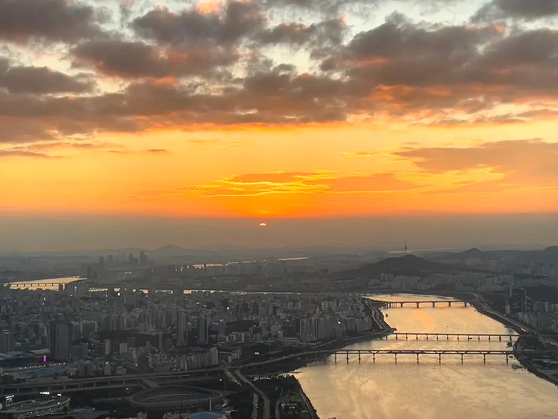 Hoàng hôn lãng mạn trên đài quan sát Sky Seoul, khung cảnh đẹp đến nao lòng. (Ảnh: Jessie Yeung/CNN)