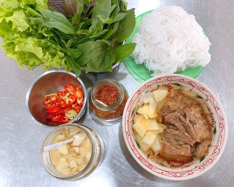 Bún chả Hà Nội 147: Không gian thưởng thức bún chả hấp dẫn.