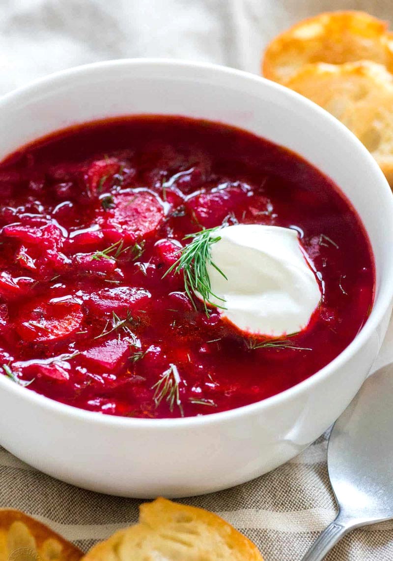 Súp borsch ăn kèm kem smetana (Ảnh: natashaskitchen)