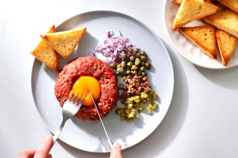 Tartare: Nghệ thuật tỉ mỉ, khéo léo. (Ảnh: The Spruce Eats)