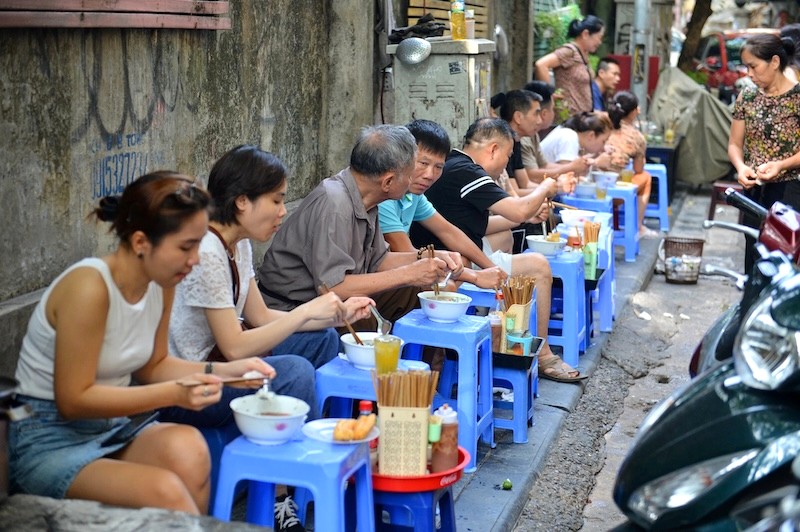 Hàng phở nhỏ nhắn, đơn sơ nhưng luôn đông khách. (11 chữ)