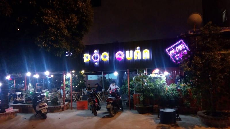 Cafe Độc Quán ở quận 2 có không gian mở rộng rãi, thoáng mát và bãi đậu xe ô tô thoải mái. (Ảnh: Khánh Bảo Huy)