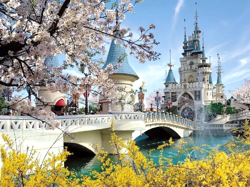 Lotte World Seoul không chỉ có hệ thống trò chơi đa dạng, hiện đại, mà còn được thiết kế với kiến trúc độc đáo, đưa du khách lạc vào xứ sở thần tiên. (Ảnh: Onetour)