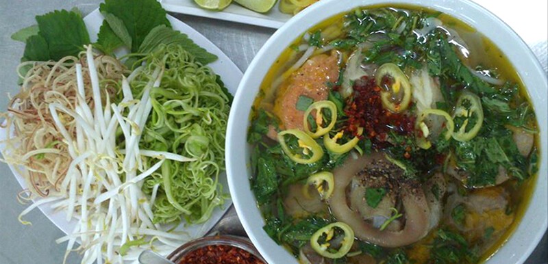 Bún bò Huế chuẩn vị gốc, khiến bạn như đang thưởng thức ngay tại Huế. (Ảnh: Shoppe Food)