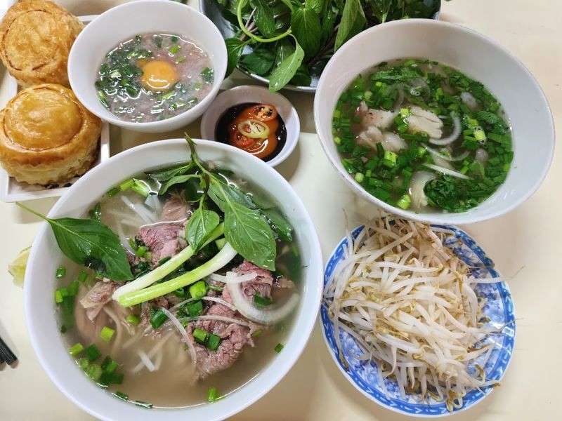 Phở Minh: Thịt bò tươi ngon, đầy ắp tô! (Ảnh: Duc Le)