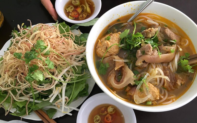 Bún bò giò ngon, nước dùng đậm đà. (40 ký tự)