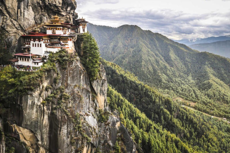 Con đường lên Paro Taktsang hiểm trở, khắc nghiệt nhưng khung cảnh ngoạn mục xứng đáng mọi nỗ lực. (Ảnh: Westend61/Aurora Photos/Suzanne Stroeer)