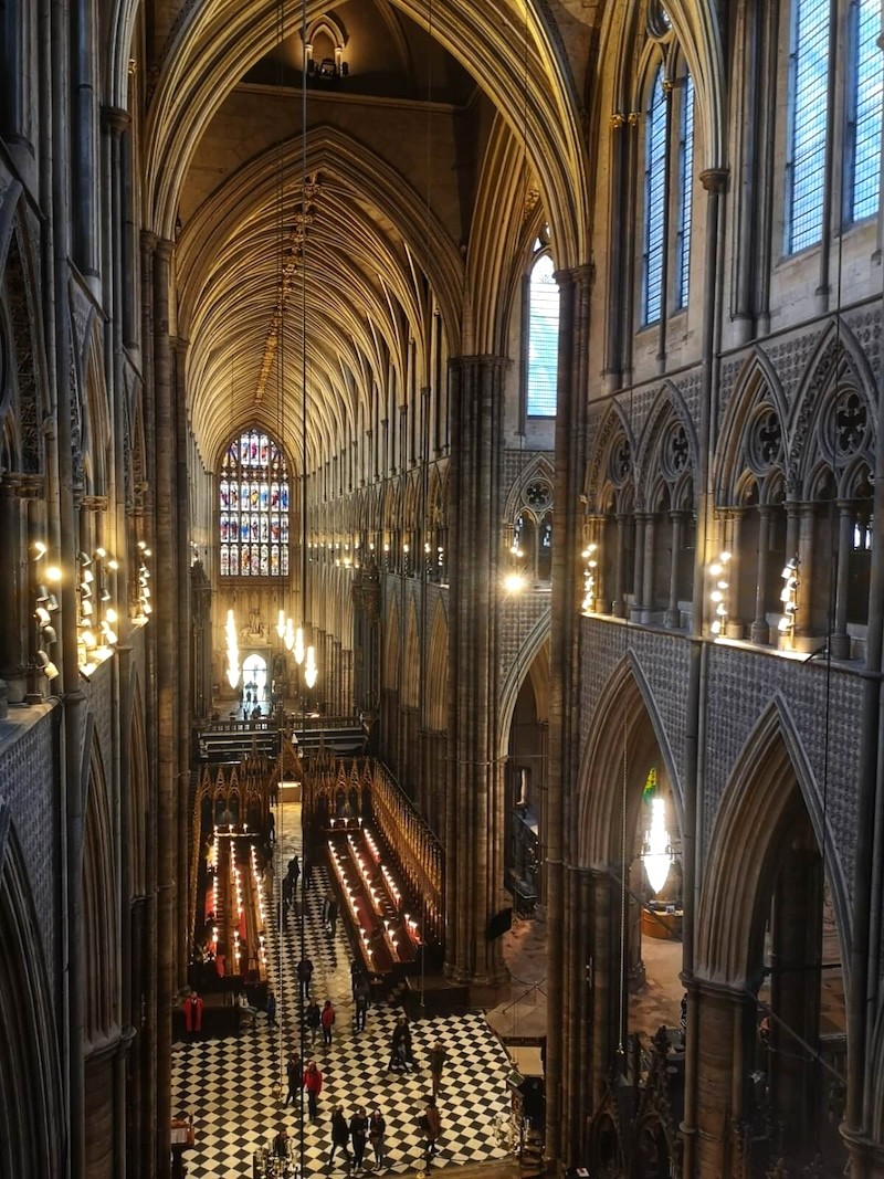 Tu viện Westminster, kết hợp tinh hoa Gothic và Romanesque, là một kiệt tác kiến trúc. (Ảnh: througheternity)