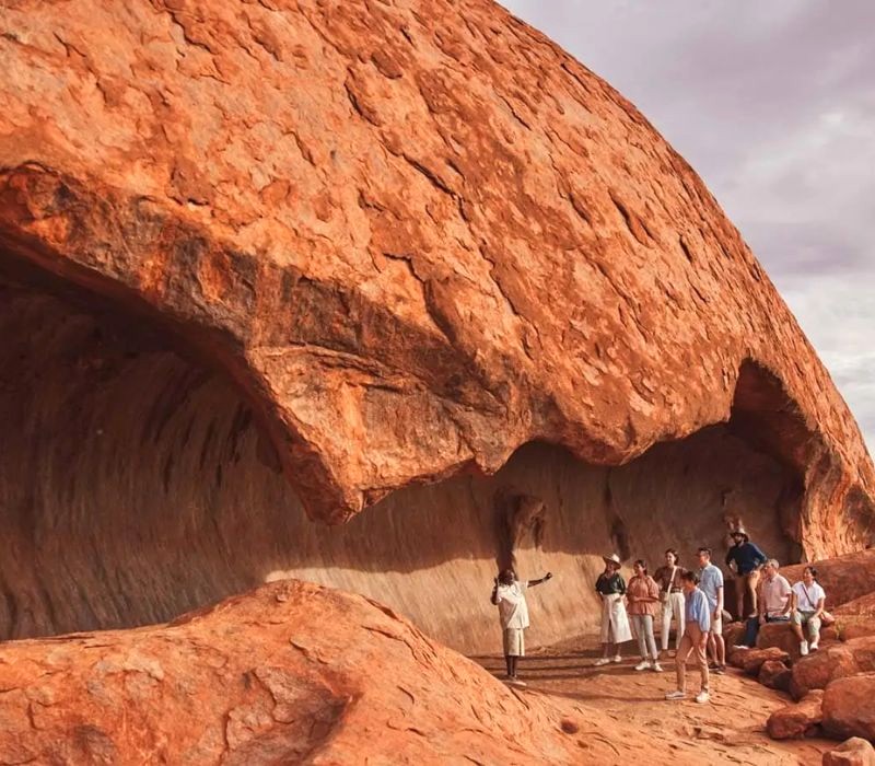 Khám phá Uluru, kỳ quan đá đỏ.