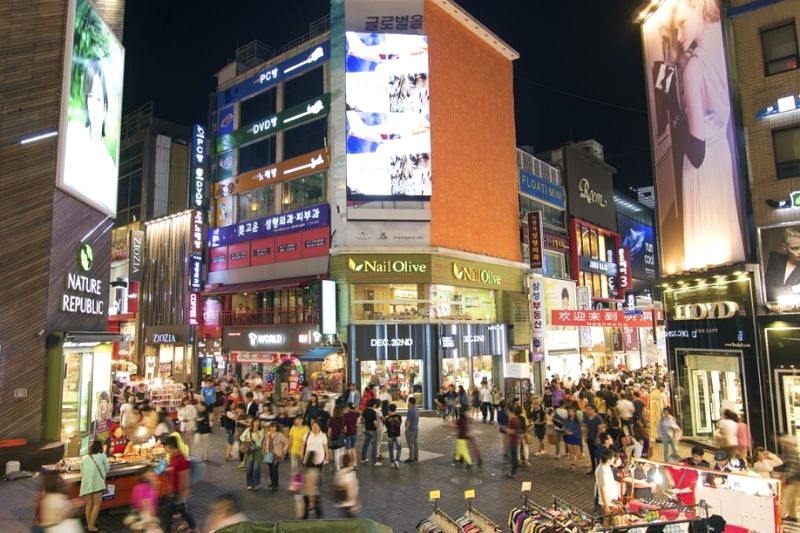 Myeongdong: Chợ đêm đa dạng, trung tâm mua sắm sầm uất. (Ảnh: Seoulkoreaasia)