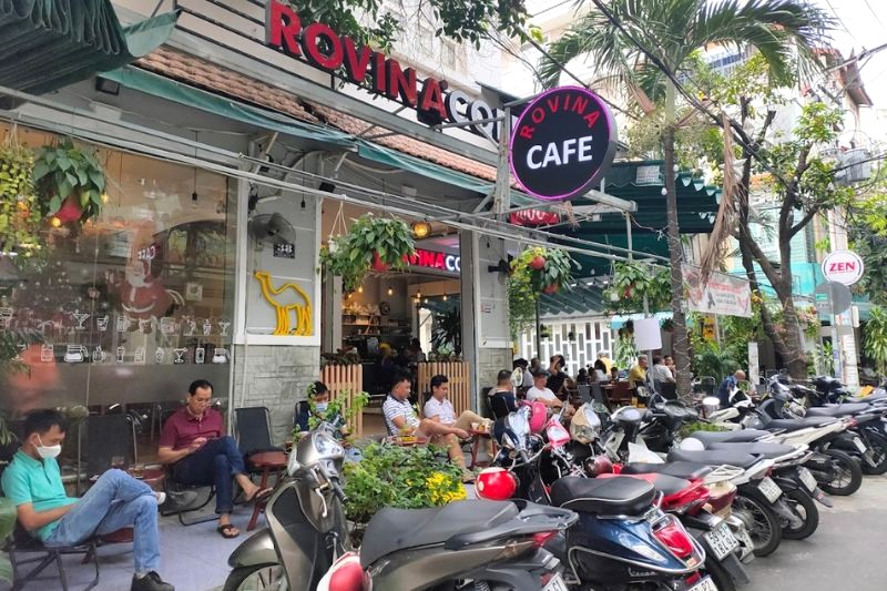 Roviana Coffee Tân Bình mang đến 2 không gian trong nhà và ngoài trời, cho bạn lựa chọn thoải mái cùng bạn bè. Ảnh: Rovina Coffee.