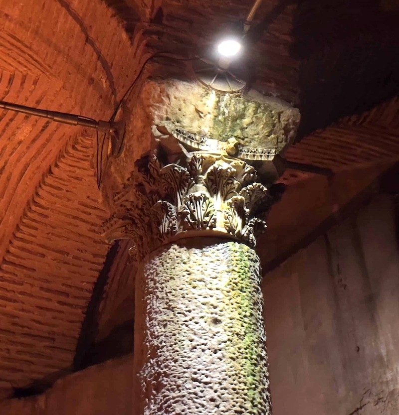 Nước mắt trên cột Basilica Cistern là minh chứng cho sự hy sinh thầm lặng của những người xây dựng nó. (Ảnh: nomadicniko)