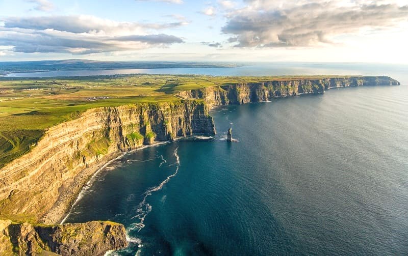 Cliffs of Moher: Vẻ đẹp hùng vĩ của những vách đá rêu phong trải dài bất tận. (Ảnh: newway)