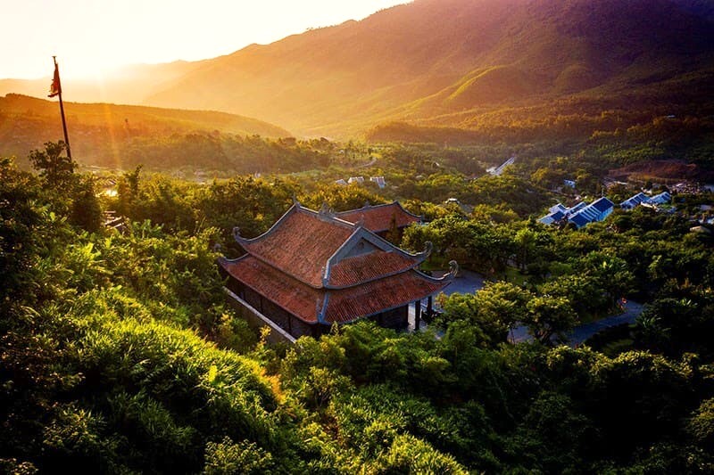 Đền Thần Tài, điểm du lịch tâm linh độc đáo tại Núi Thần Tài.