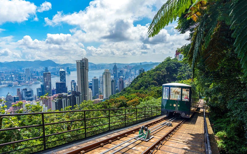 Lên Peak Tram, bạn sẽ chiêm ngưỡng ảo ảnh thị giác kỳ lạ.