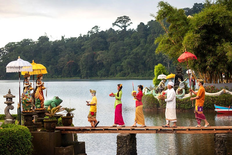 Nghi lễ quan trọng diễn ra tại đền Ulun Danu, thu hút người dân địa phương (Ảnh: indonesia.travel)