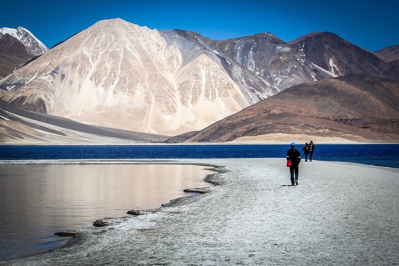 Du khách nước ngoài cần giấy phép để thăm hồ Pangong.