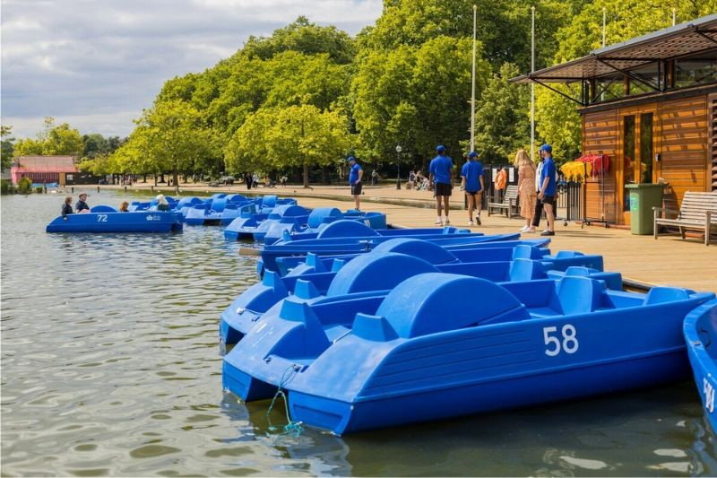 Thuyền ngắm cảnh trên hồ Serpentine, Hyde Park London, là trải nghiệm thu hút du khách. (Ảnh: Royalparks)