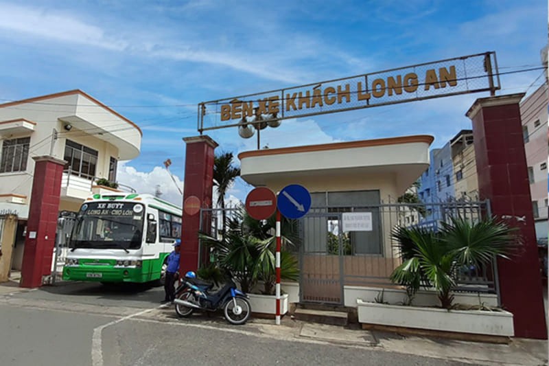 Hiện tại Long An chưa có sân bay, bạn có thể bay đến Sài Gòn trước để thuận tiện di chuyển.