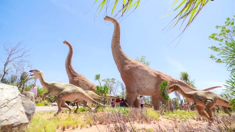 Bước vào Dino Park, bạn sẽ lạc vào thế giới kỳ bí của khủng long thời tiền sử sống động như thật. (144 kí tự)