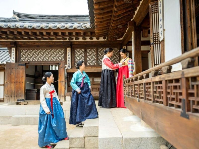 Mặc Hanbok, lạc lối trong làng cổ kính - trải nghiệm khó quên! (Ảnh: Vietluxtour)