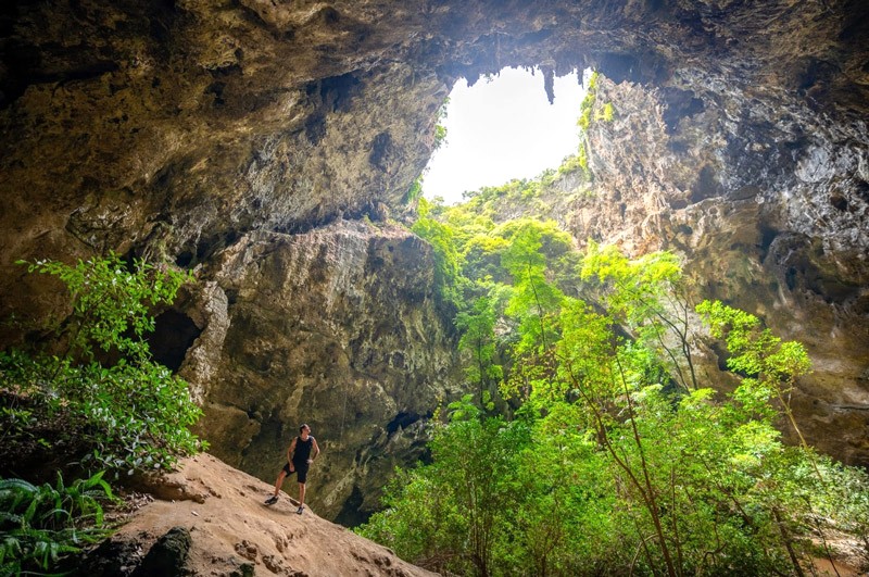 Nắng đẹp, thời tiết khô ráo - lý tưởng cho chuyến tham quan hang động! 🏞️ (87 ký tự)