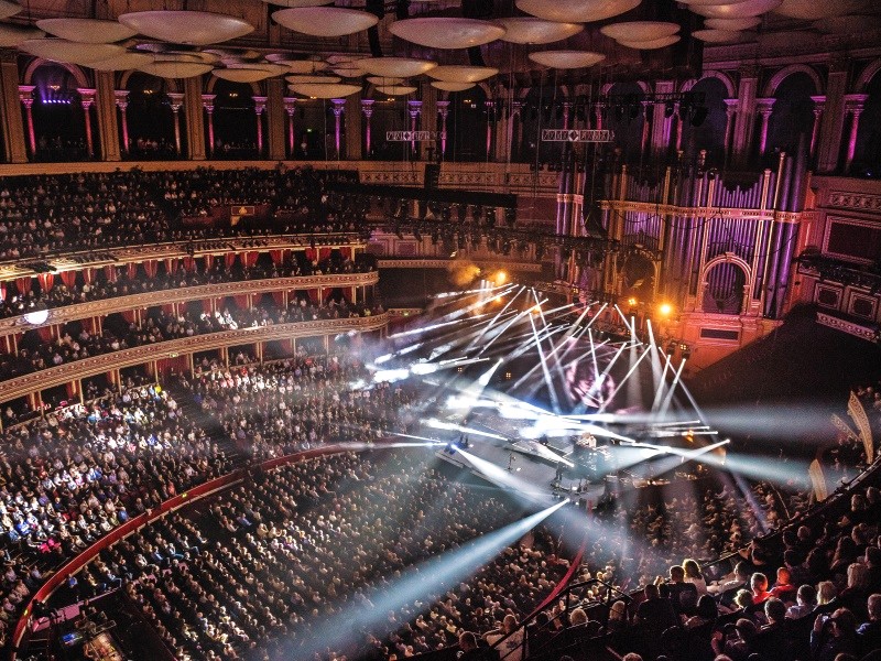 Royal Albert Hall, biểu tượng văn hóa London, là địa điểm tổ chức các sự kiện âm nhạc và nghệ thuật hàng đầu thế giới.