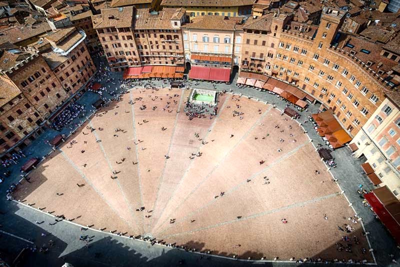 Quảng trường Piazza del Campo, nơi diễn ra cuộc đua ngựa Palio nổi tiếng hàng năm. (Ảnh: tripadvisor)