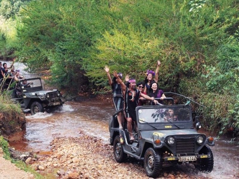 Cùng bạn bè phi Jeep đến làng Cù Lần. (Ảnh: Báo Bà Rịa Vũng Tàu)